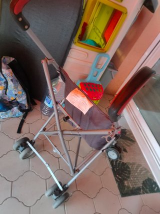 Silla de paseo infantil roja y gris