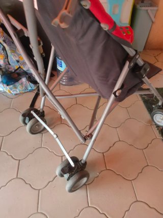 Silla de paseo infantil roja y gris