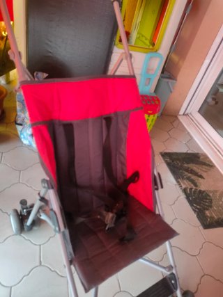 Silla de paseo infantil roja y gris