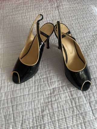 Zapatos Peep-Toe Negros y Dorados de Charol
