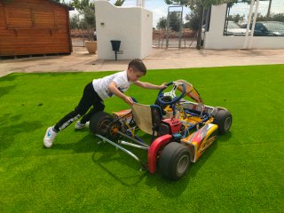 Kart de competición rojo y amarillo