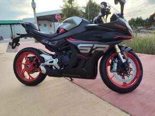 CF Moto 450 SRS negra y roja