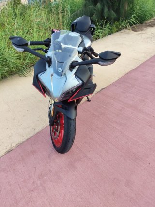 CF Moto 450 SRS negra y roja