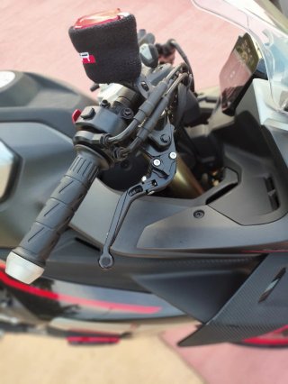 CF Moto 450 SRS negra y roja