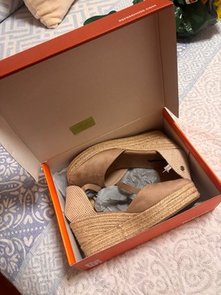 Zapatos Refresh cuña beige y marrón