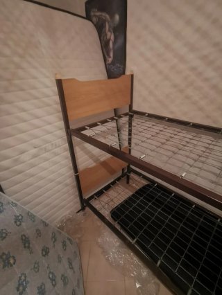 Estructura de cama individual con colchones