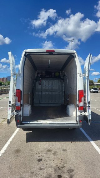 Servicio de transporte y mudanza.