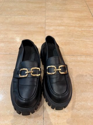 Zapatos negros mujer con hebilla dorada