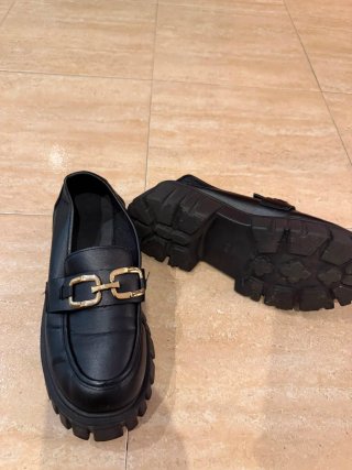 Zapatos negros mujer con hebilla dorada