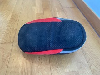 Zapatillas de casa estilo Jordan negras y rojas