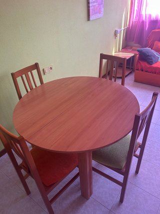 Mesa redonda y 4 sillas de madera