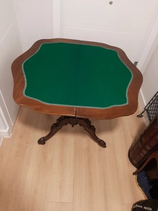 Mesa de juego antigua de madera