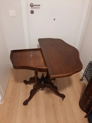 Mesa de juego antigua de madera
