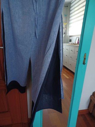 Pantalón playero azul con negro