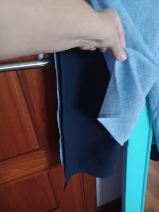 Pantalón playero azul con negro