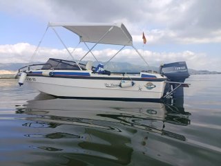 Barco de fibra con motor Yamaha 50 en la Rapita