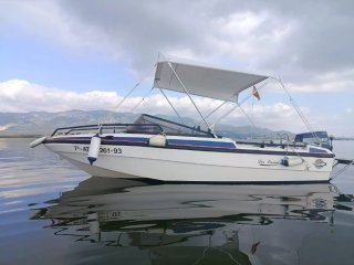 Barco de fibra con motor Yamaha 50 en la Rapita