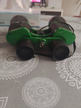 Prismáticos verdes con lentes rojas