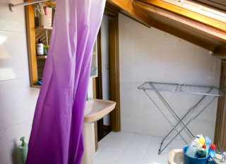 2 habitaciones (principal+sala) + 1 baño propio
