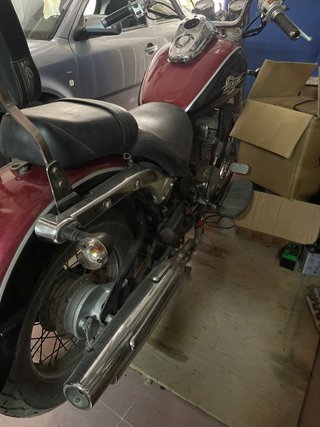 Moto Cruiser Daelim Roja y Plateada