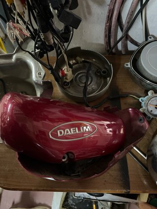 Moto Cruiser Daelim Roja y Plateada