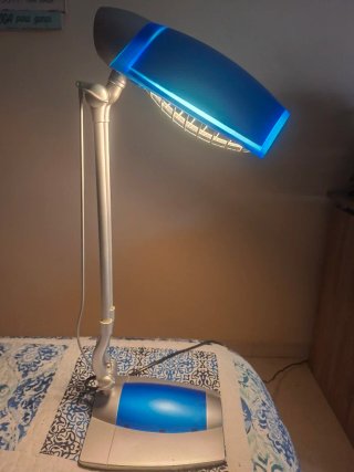 Lámpara de mesa moderna azul y plateado