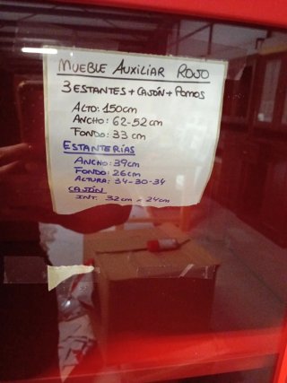 Mueble expositor rojo con puerta de cristal