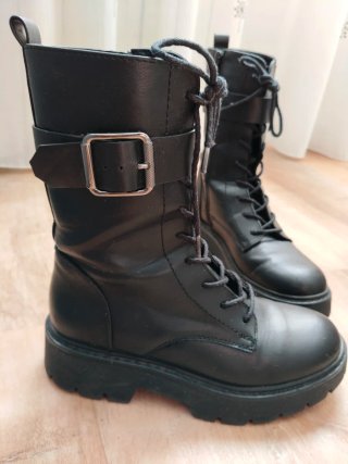 Botas negras con cordones y hebilla