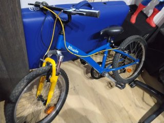 Bicicleta infantil Btwin azul y amarilla