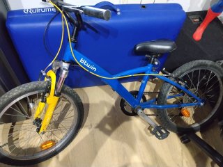 Bicicleta infantil Btwin azul y amarilla
