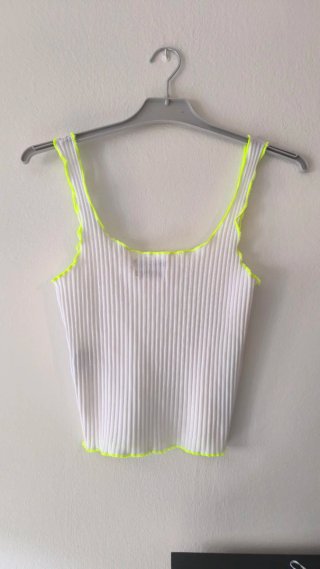 Camiseta tirantes blanca con ribete neón
