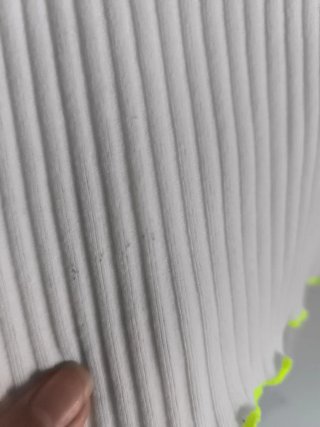 Camiseta tirantes blanca con ribete neón