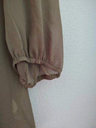 Blusa verde oliva con encaje