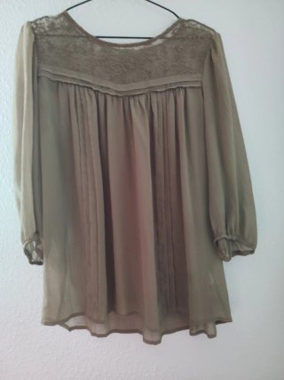 Blusa verde oliva con encaje