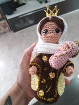 Virgen del Carmen a Crochet con niño dios