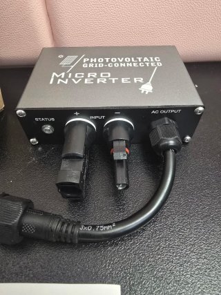 Mini Inversor Solar UDM200W