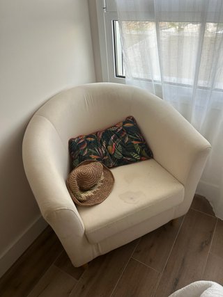 Sillón de tela beige con cojin