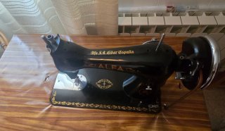 Máquina de coser Alfa antigua.