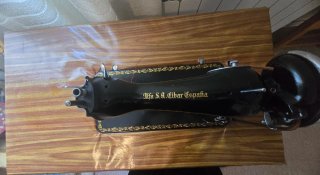 Máquina de coser Alfa antigua.