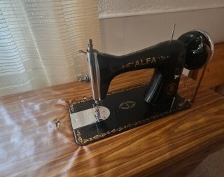 Máquina de coser Alfa antigua.