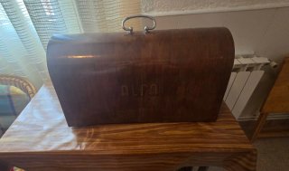 Máquina de coser Alfa antigua.