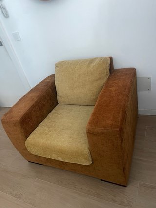 Sillón de tela marrón y amarillo