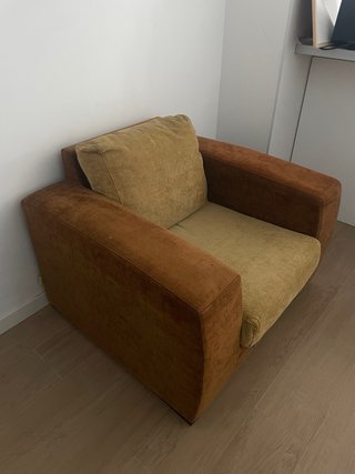Sillón de tela marrón y amarillo