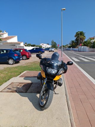 BMW Moto Touring Amarilla y Negra