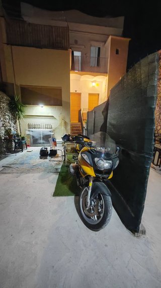 BMW Moto Touring Amarilla y Negra