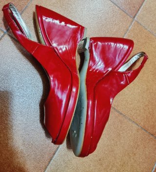 Scarpe rosse con tacco a zeppa