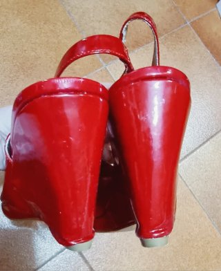 Scarpe rosse con tacco a zeppa