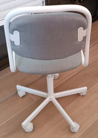 Silla de escritorio infantil gris y blanca