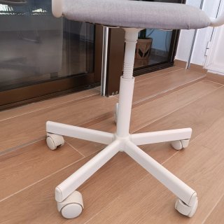 Silla de escritorio infantil gris y blanca