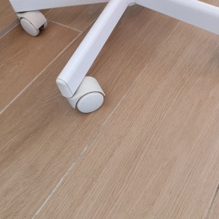 Silla de escritorio infantil gris y blanca